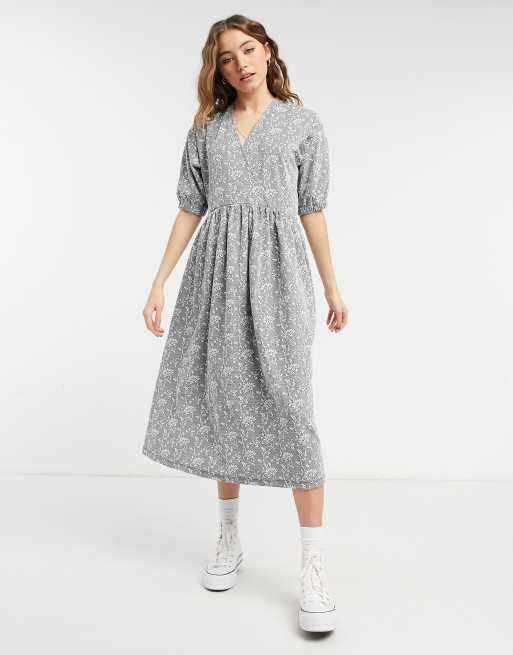 ASOS DESIGN – Schwarz und weiß geblümtes Midi-Kleid mit Wickeloberteil aus Jacquardstoff
