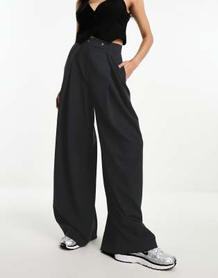 ASOS DESIGN - Schwarze Hose mit weitem Bein und Umschlag vorne