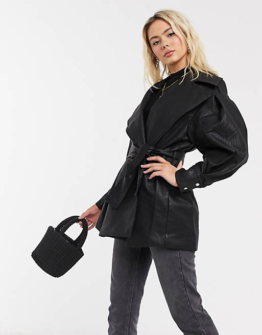 ASOS DESIGN – Schwarze, strukturierte Jacke in Lederoptik mit Gürtel und extremen Ärmeln