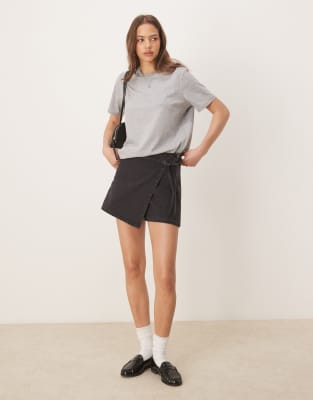 ASOS DESIGN - Schwarzer Denim-Skort im Wickeldesign