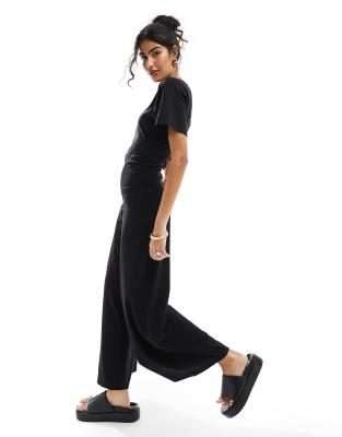 ASOS DESIGN - Schwarzer Jumpsuit mit weitem Bein und geraffter Seite