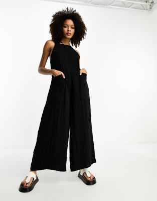 ASOS DESIGN - Schwarzer, minimalistischer Latz-Jumpsuit in Knitteroptik-Black