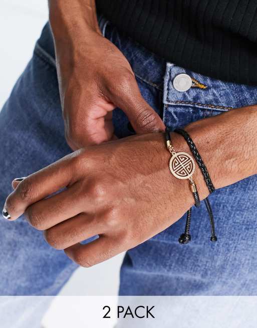 ASOS DESIGN – Schwarzes Kordelarmband-Set mit goldfarbenem Anhänger mit griechischem Design, 2er-Pack