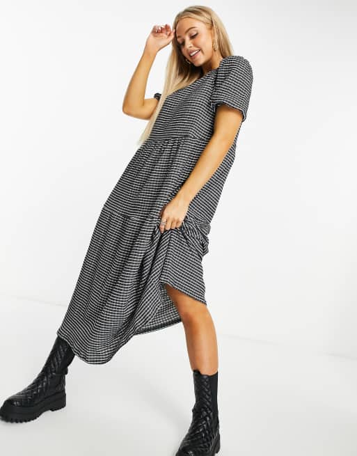 ASOS DESIGN – Schwarzes Midi-Hängerkleid mit Rastermuster und Stufendesign
