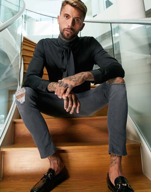 ASOS DESIGN – Schwarzes Satinhemd mit Schluppe und regulärer Passform