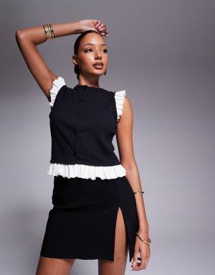 ASOS DESIGN - Schwarzes Top mit schmalem Rippstrick, Knopfleiste und weißem Rüschenbesatz an den Schultern