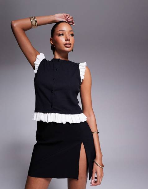 ASOS DESIGN – Schwarzes Top mit schmalem Rippstrick, Knopfleiste und weißem Rüschenbesatz an den Schultern - view 1