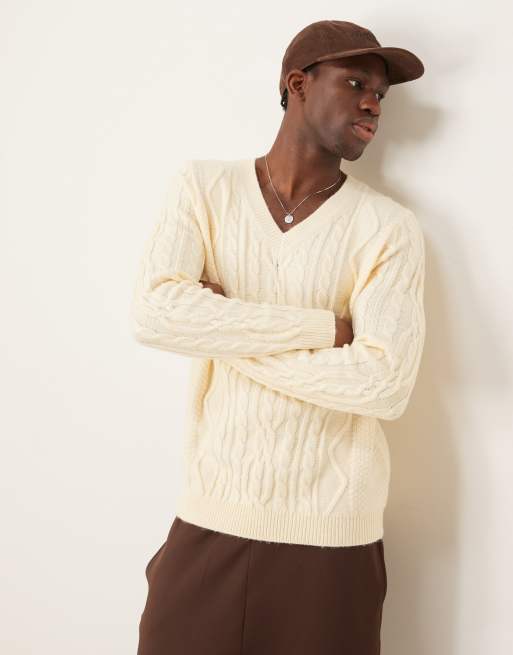 ASOS DESIGN – Schwerer Strickpullover mit Zopfmuster und V-Ausschnitt in Creme