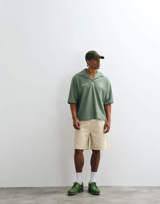 ASOS DESIGN – Schweres, kastiges Oversize-Polohemd in Grün mit Waffelstruktur und Motiven auf der Brust, 2 von 5