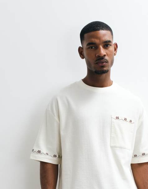 ASOS DESIGN – Schweres, kastiges Oversize-T-Shirt in Wollweiß mit bestickten Ärmeln und Tasche - view 1