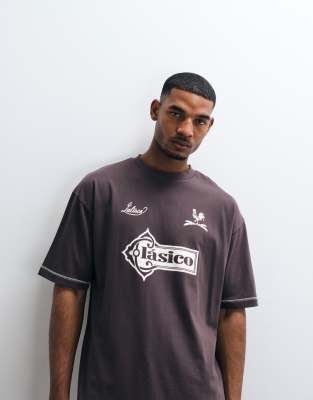 Schweres Oversize-T-Shirt in Braun mit Ziernaht und Fußballgrafik Braun XL