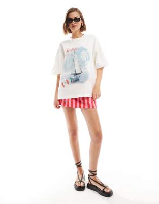 ASOS DESIGN - Schweres Oversize-T-Shirt in Creme mit Malibu-Boot-Grafik-Weiß