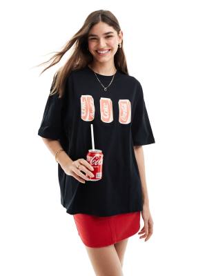 ASOS DESIGN - Schweres Oversize-T-Shirt in Schwarz mit Coca Cola-Lizenzgrafik