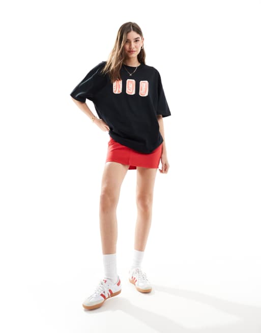 ASOS DESIGN – Schweres Oversize-T-Shirt in Schwarz mit Coca Cola-Lizenzgrafik, 3 von 4