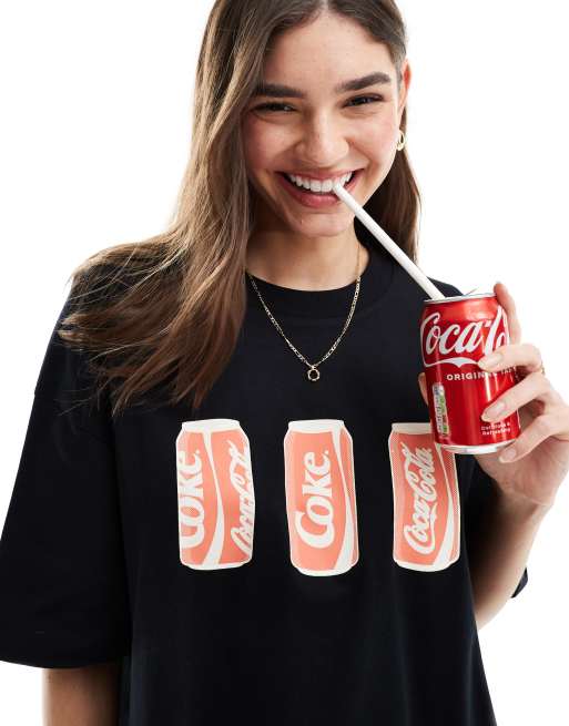 ASOS DESIGN – Schweres Oversize-T-Shirt in Schwarz mit Coca Cola-Lizenzgrafik, 4 von 4