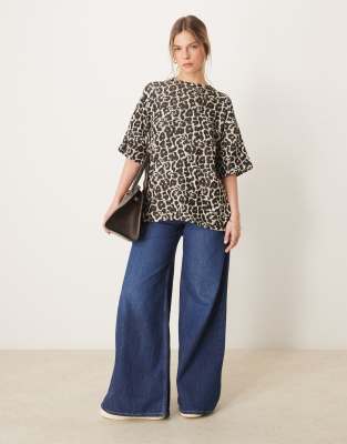 ASOS DESIGN - Schweres Oversize-T-Shirt mit Leopardenmuster mit geteilter Seite-Bunt