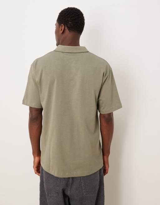 ASOS DESIGN – Schweres Relaxed-Fit-Polohemd in Khaki mit Brustprint, 240 g/m², 3 von 5