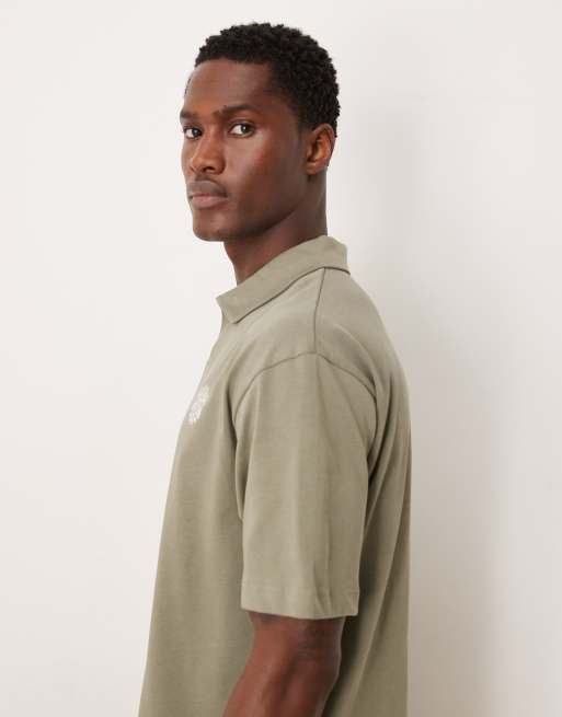 ASOS DESIGN – Schweres Relaxed-Fit-Polohemd in Khaki mit Brustprint, 240 g/m², 4 von 5