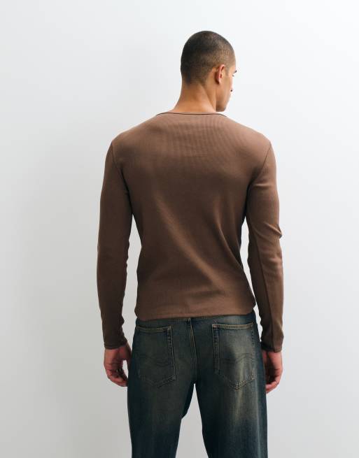ASOS DESIGN schweres Slim-Fit Langarm-T-Shirt in braunem Rippstrick, 5 von 5