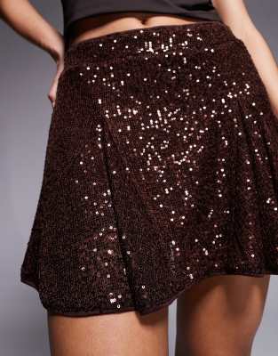 ASOS DESIGN - Schwingender Godet-Minirock in Schokobraun mit All-over-Paillettenbesatz-Brown