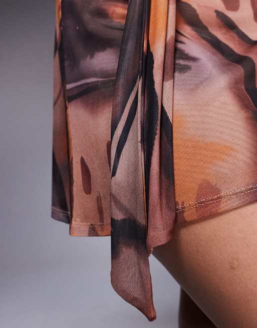 ASOS DESIGN – Schwingender Netzstoff-Rock in Braun mit gerafftem Bindedetail und abstraktem Print, Kombiteil, 3 von 5