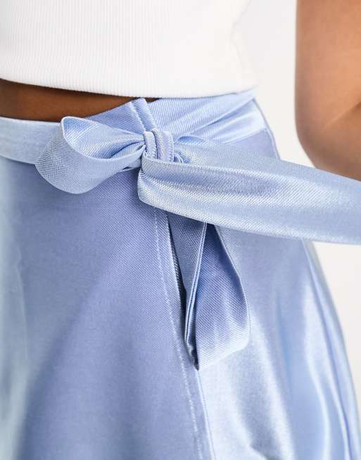 ASOS DESIGN – Schwingender Rock aus blauem, elastischem Satin mit Bindegürtel , 3 von 4