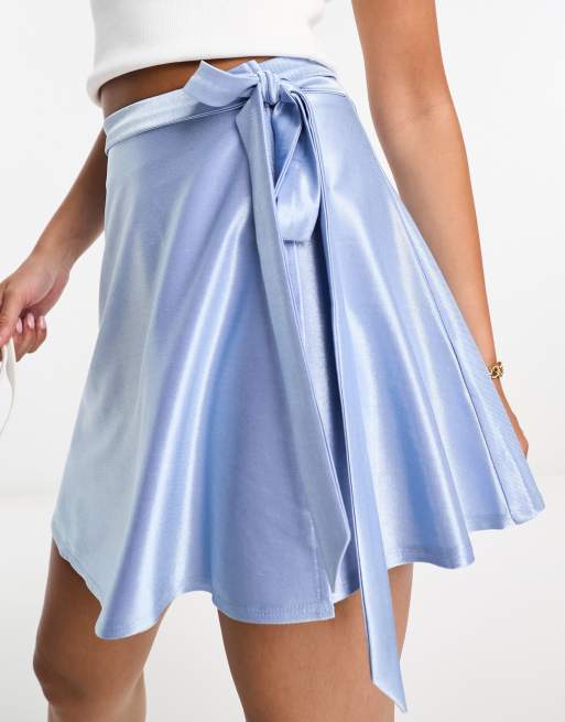 ASOS DESIGN – Schwingender Rock aus blauem, elastischem Satin mit Bindegürtel , 4 von 4
