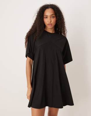 ASOS DESIGN - Schwingendes T-Shirt-Kleid in Schwarz mit Fransendetails hinten