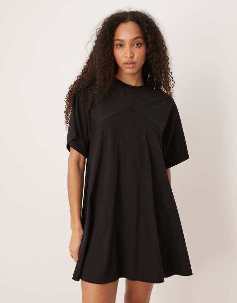 ASOS DESIGN – Schwingendes T-Shirt-Kleid in Schwarz mit Fransendetails hinten - view 1