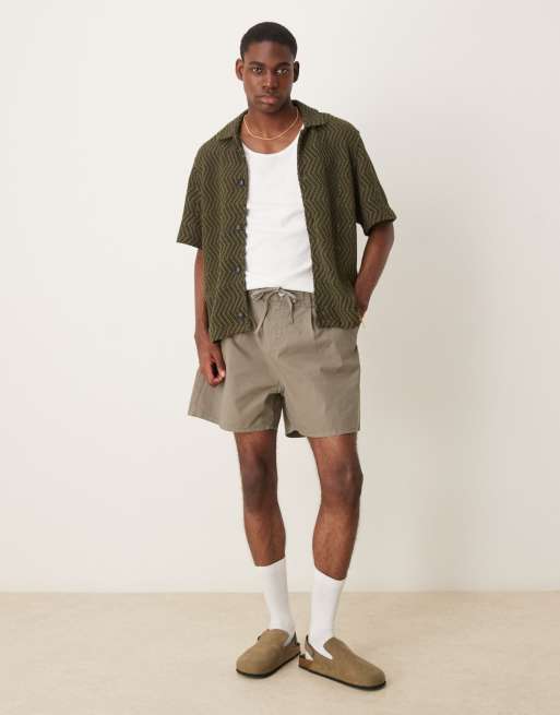 ASOS DESIGN – Ściągane na sznurek szorty w kolorze khaki z szerokimi i krótszymi nogawkami i zakładkami