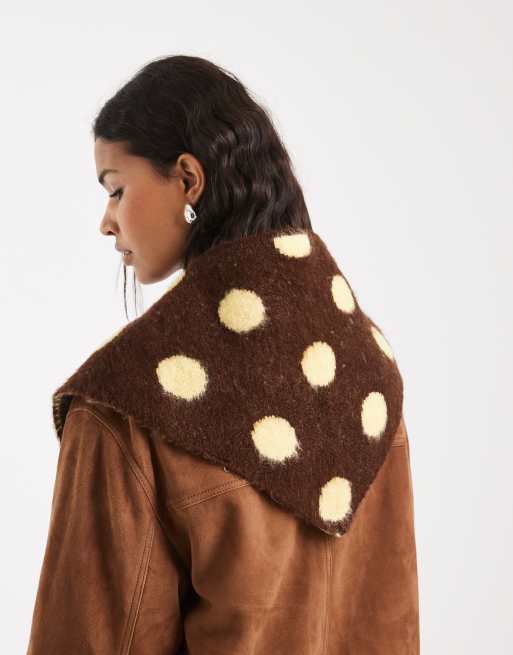 ASOS DESIGN - Sciarpa a triangolo spazzolata color cioccolato e latticello a pois, 2 di 3