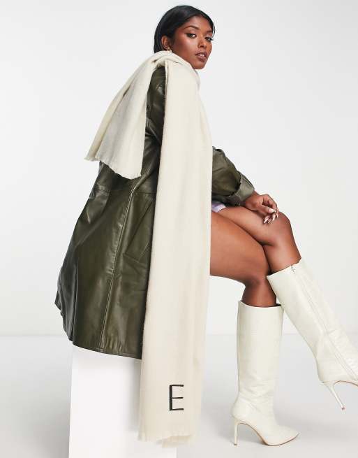 ASOS DESIGN - Sciarpa color pietra chiaro con monogramma con iniziale “E”