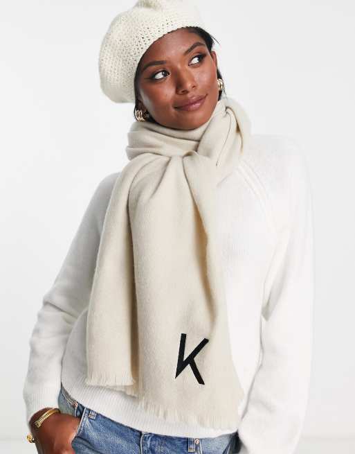 ASOS DESIGN - Sciarpa color pietra chiaro con monogramma con iniziale “K”
