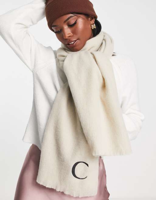 ASOS DESIGN - Sciarpa con monogrammi color pietra chiaro con iniziale “C”