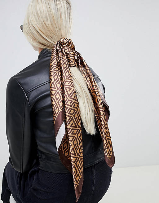ASOS DESIGN - Sciarpa/foulard grande  di forma quadrata in raso di poliestere con stampa Monogram