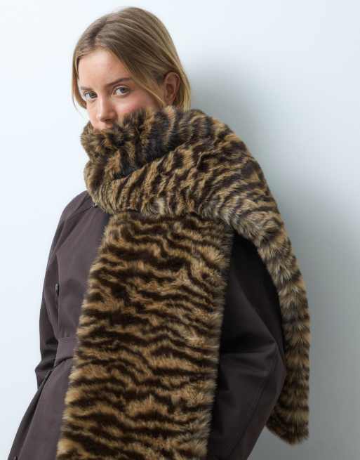 ASOS DESIGN sciarpa in pelliccia sintetica con stampa tigre, 2 di 4