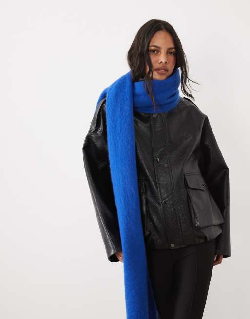 ASOS DESIGN sciarpa intrecciata con nappine soffici in cobalto, 2 di 3