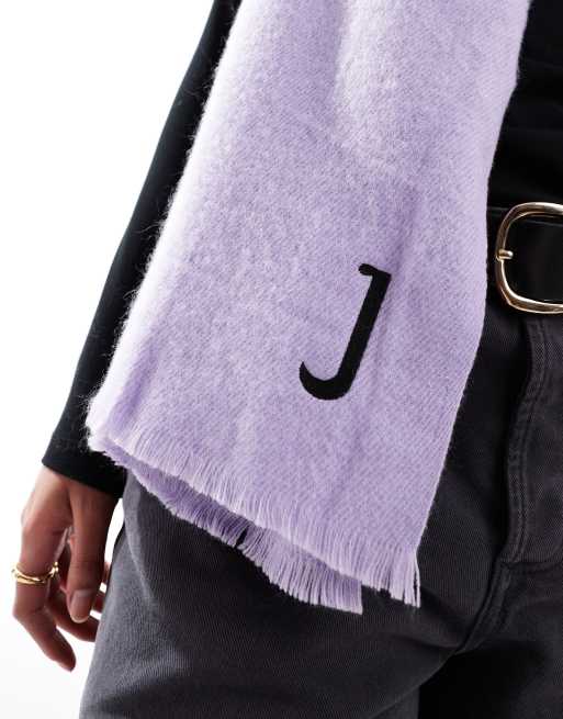 ASOS DESIGN - Sciarpa lilla con monogramma con iniziale “J” e bordi grezzi, 2 di 3