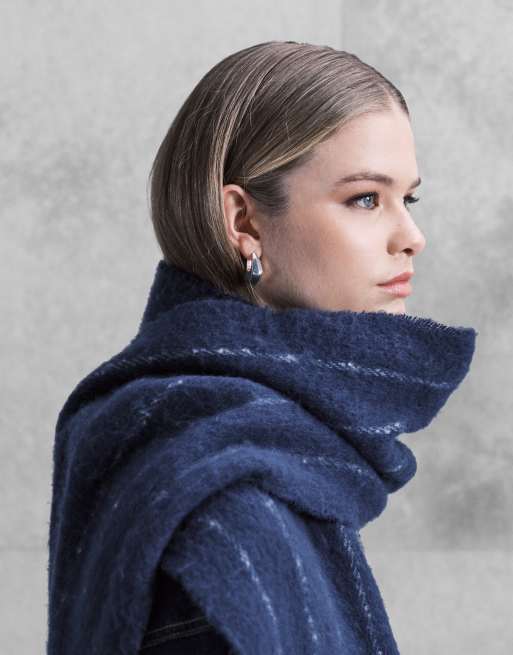ASOS DESIGN - Sciarpa soffice a righe navy e grigie, 2 di 3