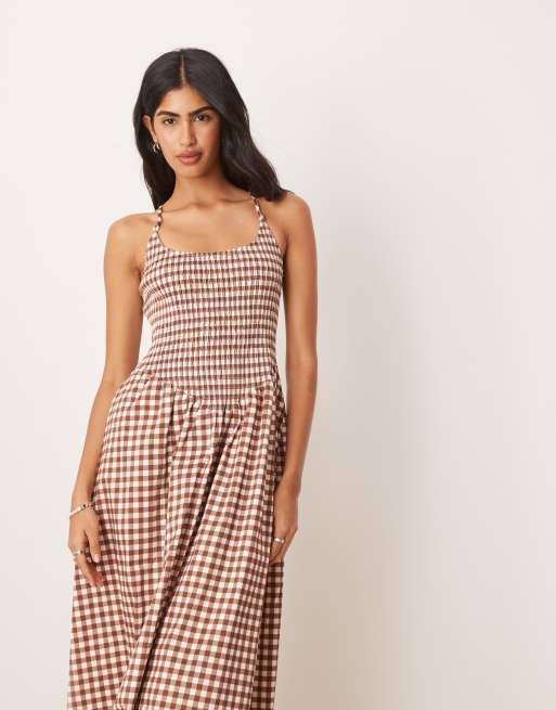 ASOS DESIGN scoop neck crinkle maxi sundress with cross back in chocolate gingham, 4 of 4