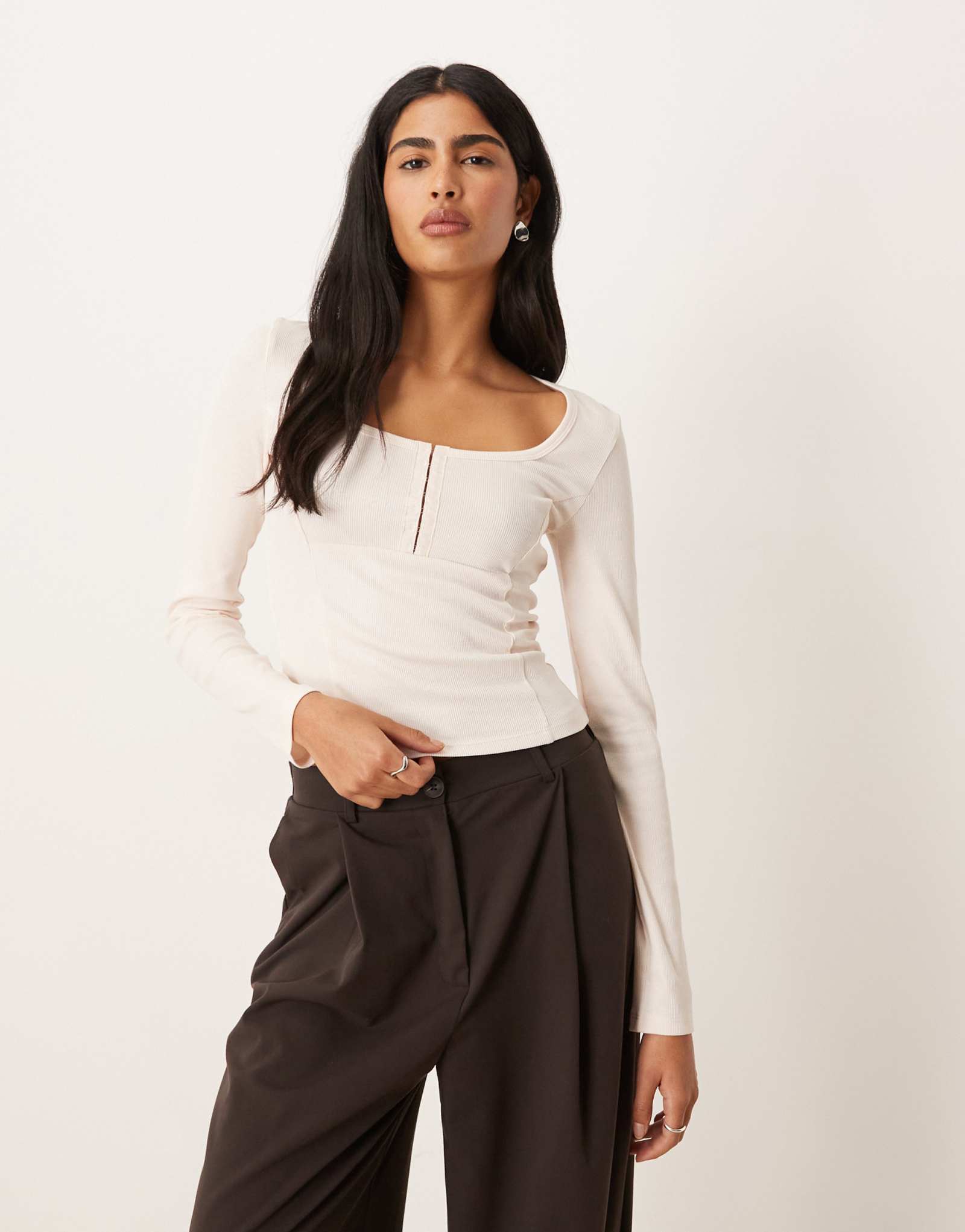 Топ с круглым вырезом и длинными рукавами от ASOS DESIGN с отделкой швов кремового цвета