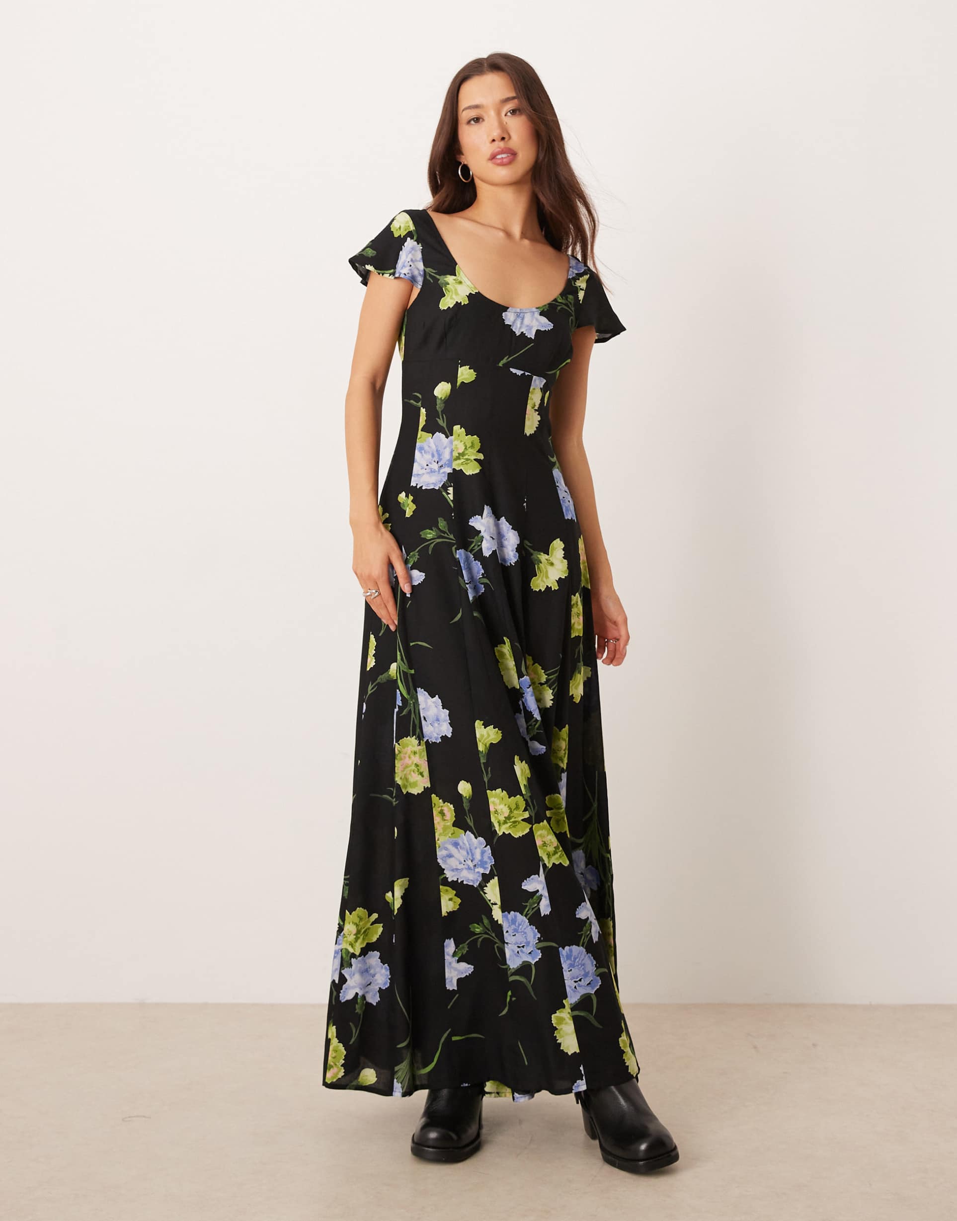asos design scoop neck short sleeve maxi dress with godets in floral print