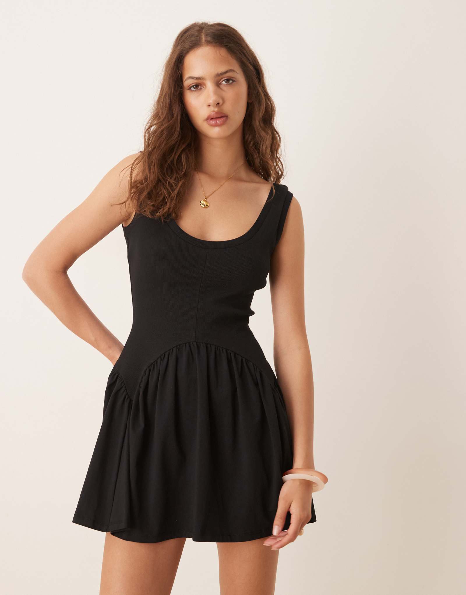 Черное мини-платье ASOS DESIGN с овальным швом и заниженной талией