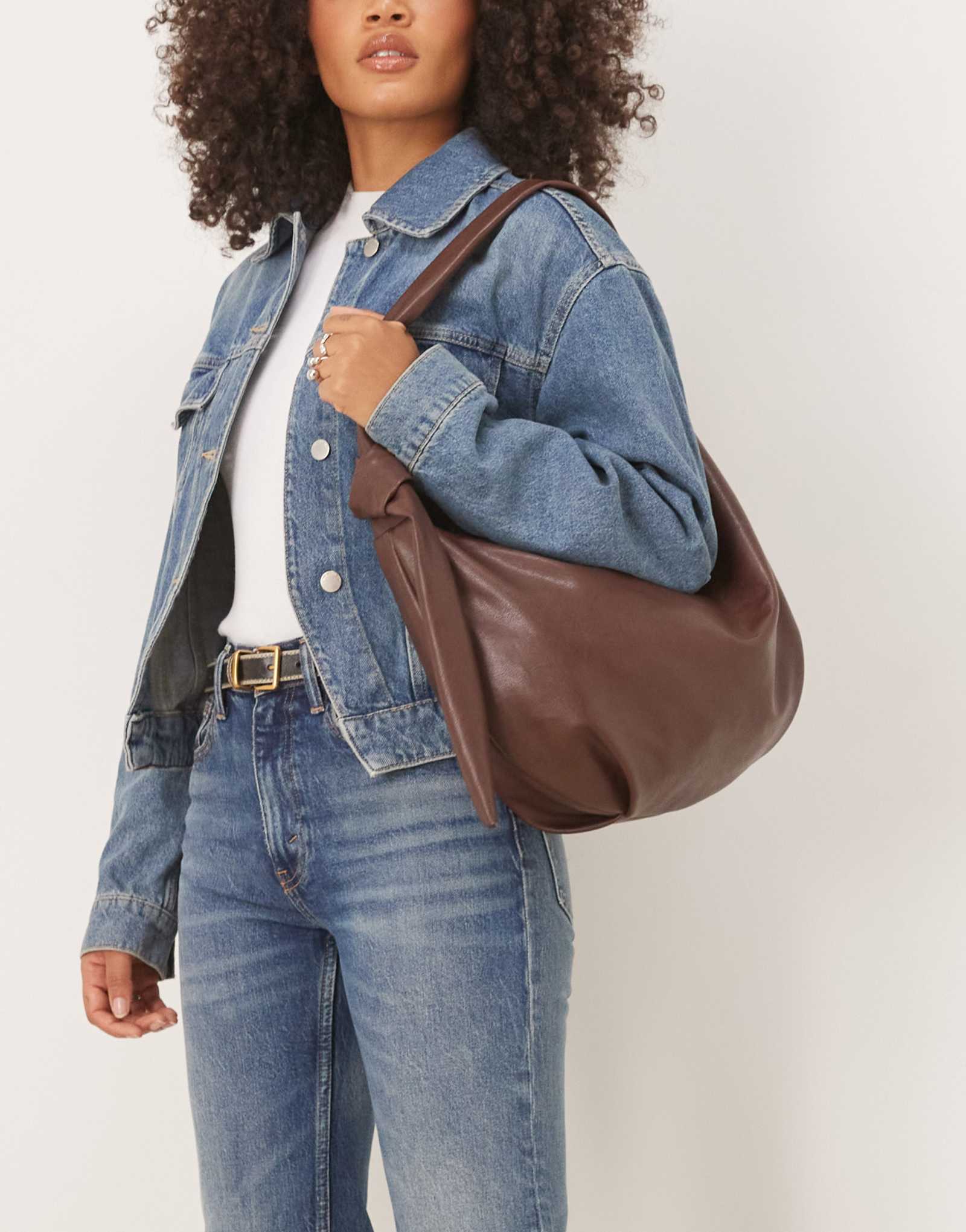 ДИЗАЙНЕРСКАЯ сумка-слинг через плечо ASOS с узелком коричневого цвета