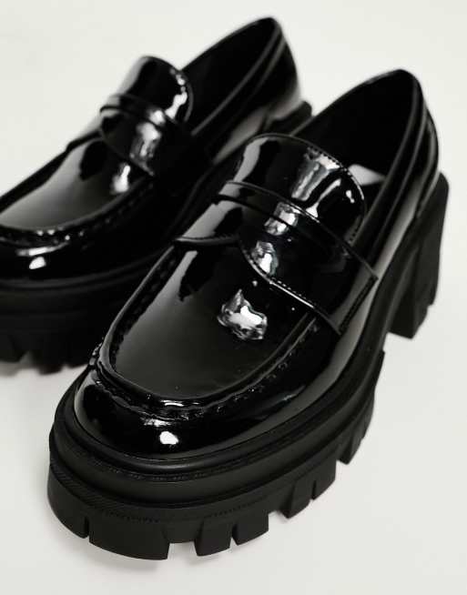ASOS DESIGN Script Loafer in schwarzer Lackoptik mit dicker Sohle und mittelhohem Absatz