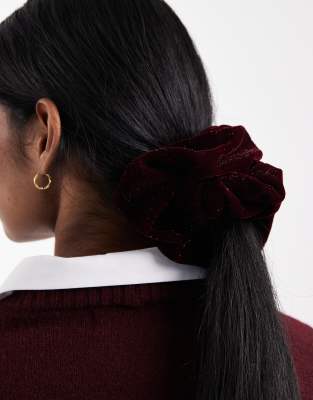 ASOS DESIGN - Scrunchie aus Samt in glitzerndem Burgunderrot