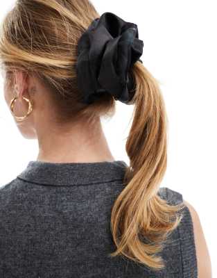 ASOS DESIGN - Scrunchie-Haargummi aus Satin in Schwarz mit gerüschtem Organza-Rand