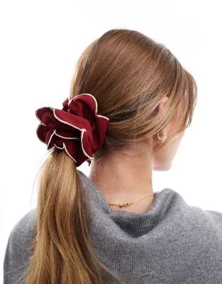 ASOS DESIGN - Scrunchie-Haargummi in Burgunderrot mit gerüschten Bogenkanten