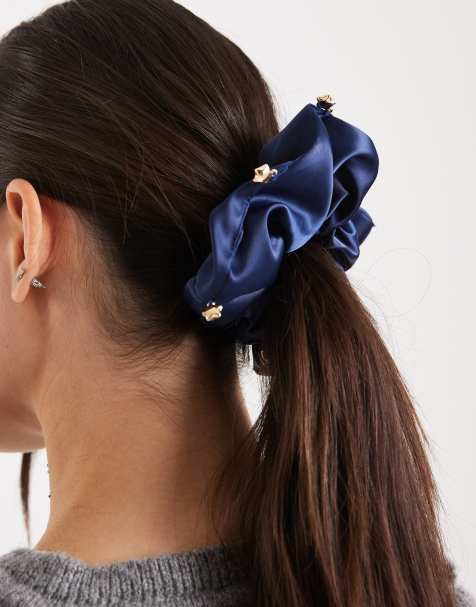 ASOS DESIGN – Scrunchie-Haargummi in Marineblau mit goldfarbenen Stern-Anhängern - view 1