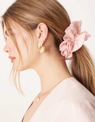 ASOS DESIGN - Scrunchie-Haargummi in Rosa mit Rüschen- und Schleifendetail